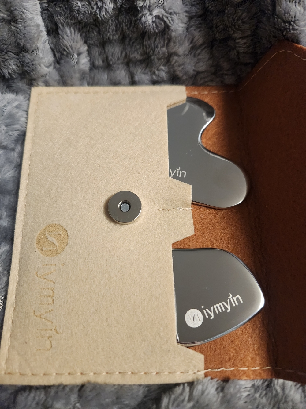 Burt's Bees Rejuvenating Facial Oil with Silver Gua Sha Tools - Picture 3 of 8
